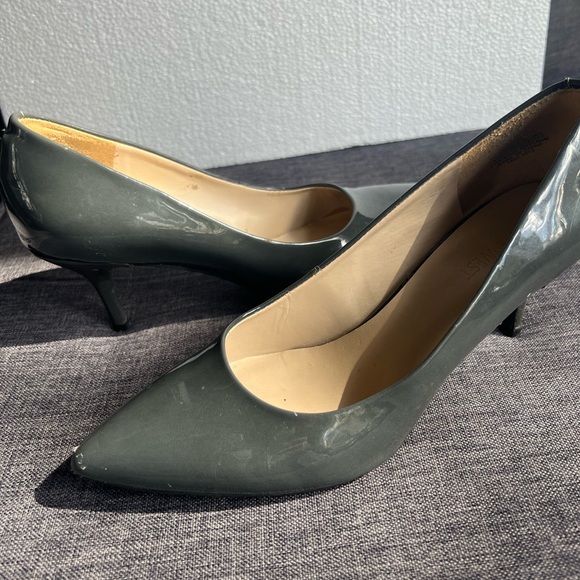 Nine West - dark grey faux patent leather pumps - Picture 3 of 3